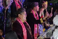 Bupati Ahmad Fauzi Wongsojudo, saat main musik tong-tong Hari Jadi Sumenep (Za - garudajatim.com)
