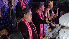 Bupati Ahmad Fauzi Wongsojudo, saat main musik tong-tong Hari Jadi Sumenep (Za - garudajatim.com)
