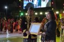 Bupati Sumenep Achmad Fauzi Wongsojudo saat menerima cenderamata dari Kepala Bidang Promosi Kementerian Pariwisata Republik Indonesia, Eni Komiarti (Za - garudajatim.com)