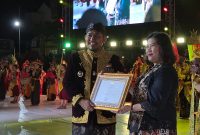 Bupati Sumenep Achmad Fauzi Wongsojudo saat menerima cenderamata dari Kepala Bidang Promosi Kementerian Pariwisata Republik Indonesia, Eni Komiarti (Za - garudajatim.com)