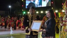 Bupati Sumenep Achmad Fauzi Wongsojudo saat menerima cenderamata dari Kepala Bidang Promosi Kementerian Pariwisata Republik Indonesia, Eni Komiarti (Za - garudajatim.com)