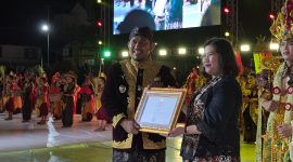 Bupati Sumenep Achmad Fauzi Wongsojudo saat menerima cenderamata dari Kepala Bidang Promosi Kementerian Pariwisata Republik Indonesia, Eni Komiarti (Za - garudajatim.com)