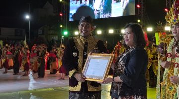 Bupati Sumenep Achmad Fauzi Wongsojudo saat menerima cenderamata dari Kepala Bidang Promosi Kementerian Pariwisata Republik Indonesia, Eni Komiarti (Za - garudajatim.com)