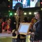 Bupati Sumenep Achmad Fauzi Wongsojudo saat menerima cenderamata dari Kepala Bidang Promosi Kementerian Pariwisata Republik Indonesia, Eni Komiarti (Za - garudajatim.com)