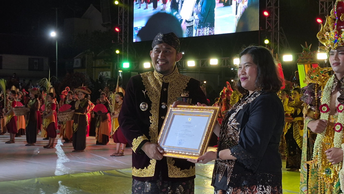 Bupati Sumenep Achmad Fauzi Wongsojudo saat menerima cenderamata dari Kepala Bidang Promosi Kementerian Pariwisata Republik Indonesia, Eni Komiarti (Za - garudajatim.com)