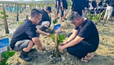 Manajemen dan seluruh artist MYZE Hotel Sumenep by ARTOTEL saat melaksanakan penanaman mangrove (Za - garudajatim.com)