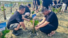 Manajemen dan seluruh artist MYZE Hotel Sumenep by ARTOTEL saat melaksanakan penanaman mangrove (Za - garudajatim.com)