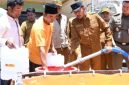 Bupati Sumenep Dr. H. Achmad Fauzi Wongsojudo, S.H., M.H. saat turun langsung ke Desa Langsar Laok untuk memastikan pendistribusian air bersih (Istimewa - garudajatim.com)
