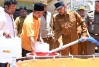Bupati Sumenep Dr. H. Achmad Fauzi Wongsojudo, S.H., M.H. saat turun langsung ke Desa Langsar Laok untuk memastikan pendistribusian air bersih (Istimewa - garudajatim.com)