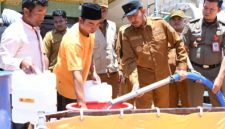 Bupati Sumenep Dr. H. Achmad Fauzi Wongsojudo, S.H., M.H. saat turun langsung ke Desa Langsar Laok untuk memastikan pendistribusian air bersih (Istimewa - garudajatim.com)
