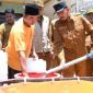 Bupati Sumenep Dr. H. Achmad Fauzi Wongsojudo, S.H., M.H. saat turun langsung ke Desa Langsar Laok untuk memastikan pendistribusian air bersih (Istimewa - garudajatim.com)