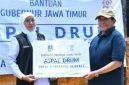 Gubernur Jawa Timur Khofifah Indar Parawansa saat menyerahkan bantuan 150 drum aspal kepada Wakil Bupati Sumenep KH. Imam Hasyim (Istimewa - garudajatim.com)