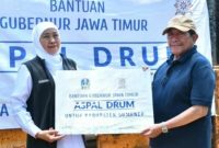 Gubernur Jawa Timur Khofifah Indar Parawansa saat menyerahkan bantuan 150 drum aspal kepada Wakil Bupati Sumenep KH. Imam Hasyim (Istimewa - garudajatim.com)