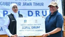Gubernur Jawa Timur Khofifah Indar Parawansa saat menyerahkan bantuan 150 drum aspal kepada Wakil Bupati Sumenep KH. Imam Hasyim (Istimewa - garudajatim.com)