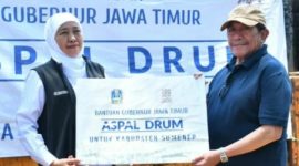 Gubernur Jawa Timur Khofifah Indar Parawansa saat menyerahkan bantuan 150 drum aspal kepada Wakil Bupati Sumenep KH. Imam Hasyim (Istimewa - garudajatim.com)