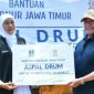 Gubernur Jawa Timur Khofifah Indar Parawansa saat menyerahkan bantuan 150 drum aspal kepada Wakil Bupati Sumenep KH. Imam Hasyim (Istimewa - garudajatim.com)