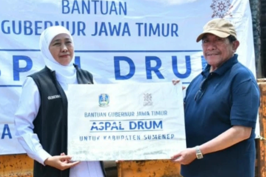 Gubernur Jawa Timur Khofifah Indar Parawansa saat menyerahkan bantuan 150 drum aspal kepada Wakil Bupati Sumenep KH. Imam Hasyim (Istimewa - garudajatim.com)