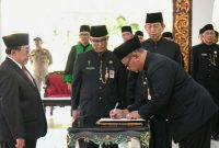 Wakil Bupati Sumenep, Imam Hasyim, saat melantik 129 Kepala Sekolah (Istimewa - garudajatim.com)