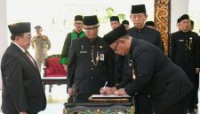 Wakil Bupati Sumenep, Imam Hasyim, saat melantik 129 Kepala Sekolah (Istimewa - garudajatim.com)
