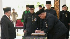 Wakil Bupati Sumenep, Imam Hasyim, saat melantik 129 Kepala Sekolah (Istimewa - garudajatim.com)