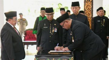 Wakil Bupati Sumenep, Imam Hasyim, saat melantik 129 Kepala Sekolah (Istimewa - garudajatim.com)