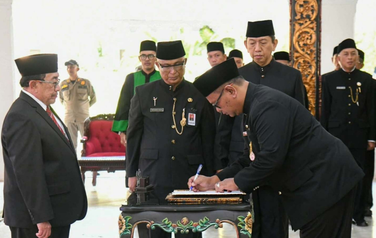 Wakil Bupati Sumenep, Imam Hasyim, saat melantik 129 Kepala Sekolah (Istimewa - garudajatim.com)