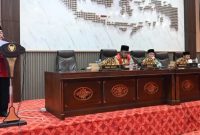Wakil Bupati Sumenep, KH. Imam Hasyim, saat menyampaikan dasar perhitungan dana cadangan Pemilihan Kepala Daerah (Za - garudajatim.com)