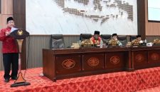 Wakil Bupati Sumenep, KH. Imam Hasyim, saat menyampaikan dasar perhitungan dana cadangan Pemilihan Kepala Daerah (Za - garudajatim.com)