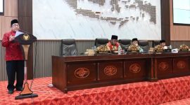 Wakil Bupati Sumenep, KH. Imam Hasyim, saat menyampaikan dasar perhitungan dana cadangan Pemilihan Kepala Daerah (Za - garudajatim.com)