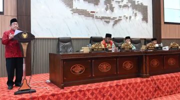 Wakil Bupati Sumenep, KH. Imam Hasyim, saat menyampaikan dasar perhitungan dana cadangan Pemilihan Kepala Daerah (Za - garudajatim.com)