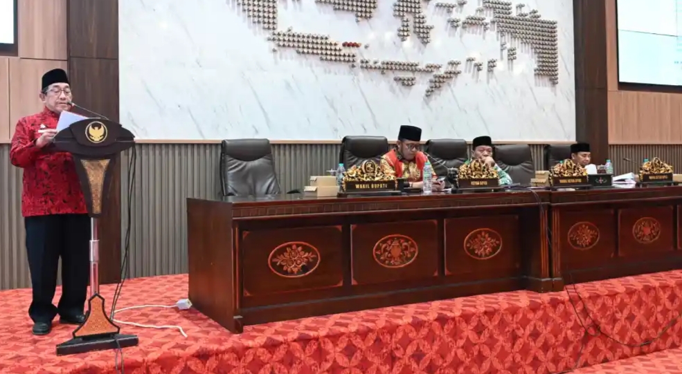 Wakil Bupati Sumenep, KH. Imam Hasyim, saat menyampaikan dasar perhitungan dana cadangan Pemilihan Kepala Daerah (Za - garudajatim.com)