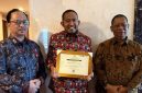 Bupati Sumenep Achmad Fauzi Wongsojudo saat menerima penghargaan UPLAND (Istimewa - garudajatim.com)