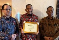 Bupati Sumenep Achmad Fauzi Wongsojudo saat menerima penghargaan UPLAND (Istimewa - garudajatim.com)