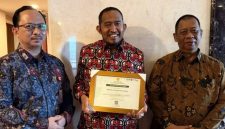 Bupati Sumenep Achmad Fauzi Wongsojudo saat menerima penghargaan UPLAND (Istimewa - garudajatim.com)