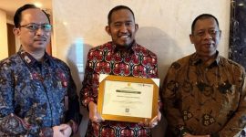 Bupati Sumenep Achmad Fauzi Wongsojudo saat menerima penghargaan UPLAND (Istimewa - garudajatim.com)