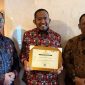 Bupati Sumenep Achmad Fauzi Wongsojudo saat menerima penghargaan UPLAND (Istimewa - garudajatim.com)