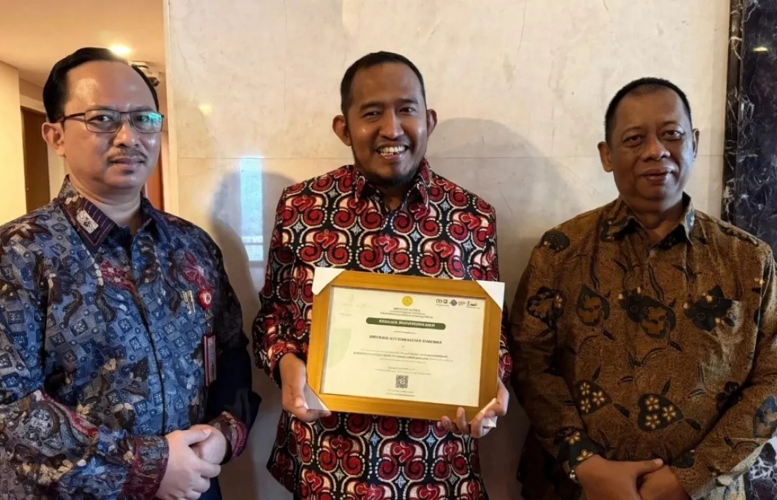 Bupati Sumenep Achmad Fauzi Wongsojudo saat menerima penghargaan UPLAND (Istimewa - garudajatim.com)