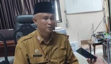 Kepala Disdik Sumenep, Mohamad Iksan, saat diwawancarai di kantornya (Istimewa - garudajatim.com)