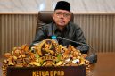 Ketua DPRD Kabupaten Sumenep, Zainal Arifin, saat diwawancarai di kantornya (Istimewa - garudajatim.com)