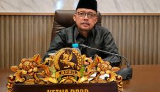 Ketua DPRD Kabupaten Sumenep, Zainal Arifin, saat diwawancarai di kantornya (Istimewa - garudajatim.com)