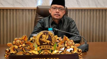 Ketua DPRD Kabupaten Sumenep, Zainal Arifin, saat diwawancarai di kantornya (Istimewa - garudajatim.com)