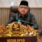 Ketua DPRD Kabupaten Sumenep, Zainal Arifin, saat diwawancarai di kantornya (Istimewa - garudajatim.com)