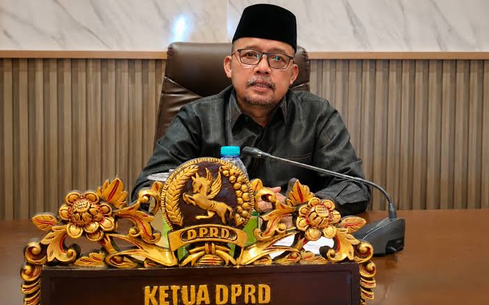 Ketua DPRD Kabupaten Sumenep, Zainal Arifin, saat diwawancarai di kantornya (Istimewa - garudajatim.com)