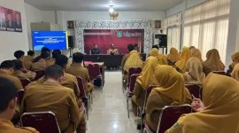 Kepala BKPSDM Kabupaten Sumenep, Benny Irawan, saat memberikan arahan kepada ASN yang akan Purnabakti (Istimewa - garudajatim.com)
